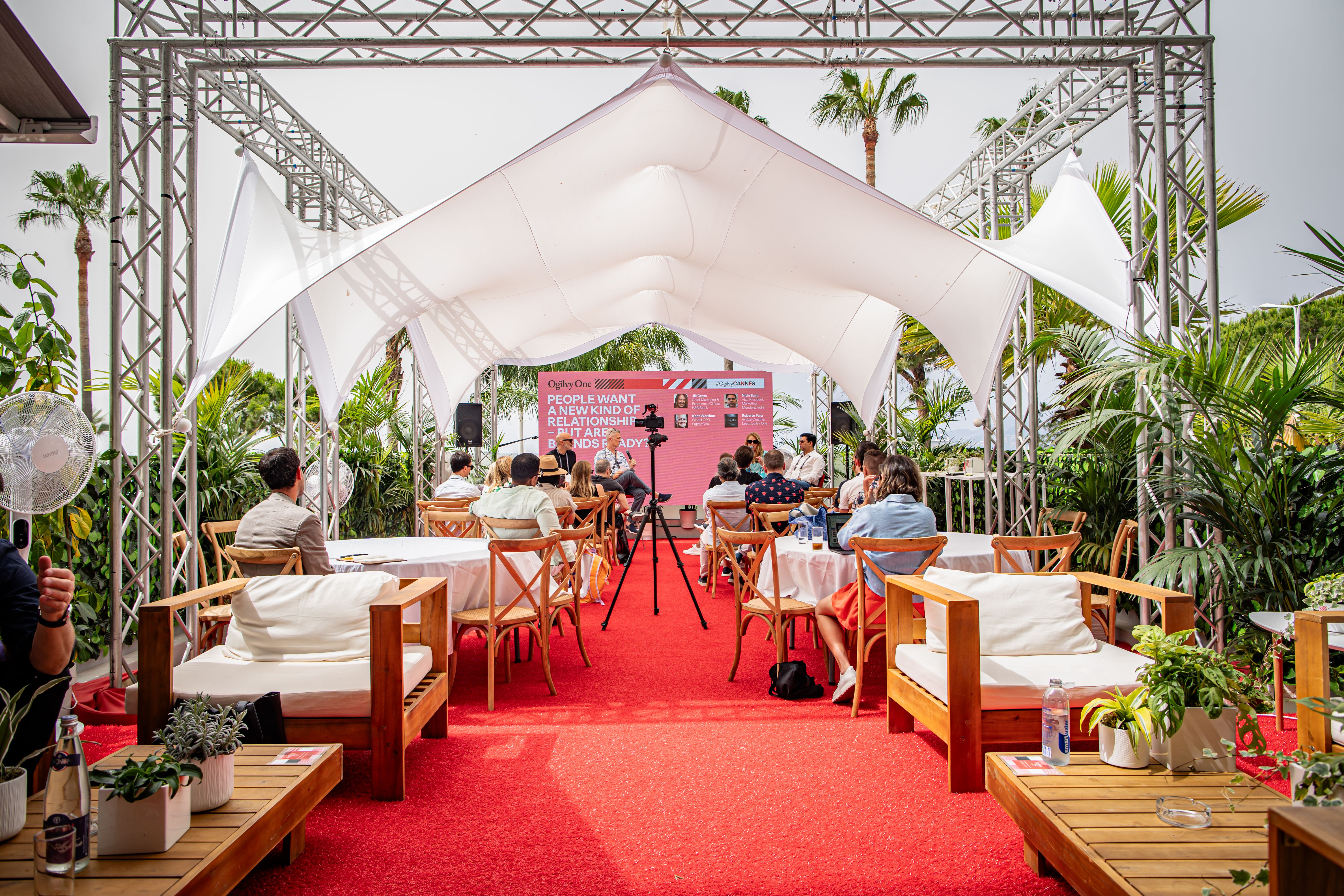 Écran LED installé sous une structure lors d’un événement à Cannes